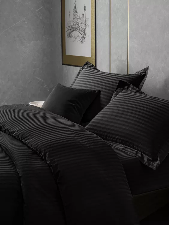 Постельное белье сатин страйп с простыней на резинке - Черный